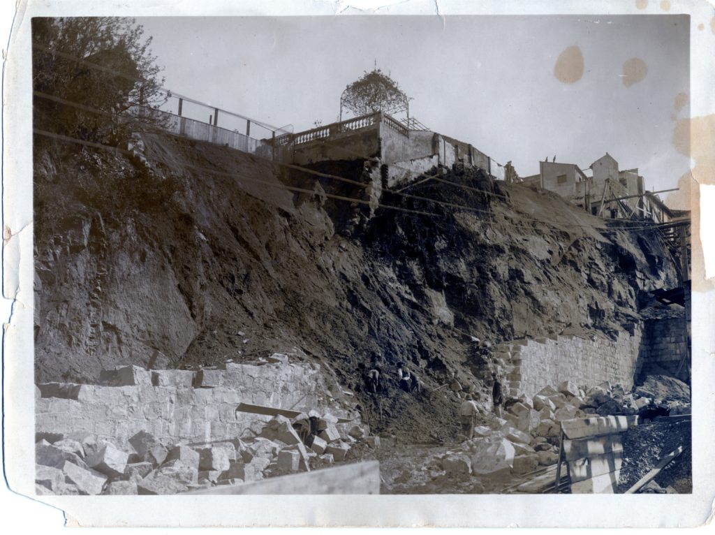 Início das obras de levantamento dos muros de contenção na avenida Borges de Medeiros, provavelmente início da década de 1930. Foto 4886f, Fototeca Sioma Breitman do Museu de Porto Alegre Joaquim José Felizardo.