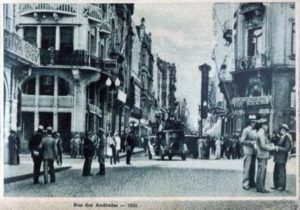 O Largo dos Medeiros e a Confeitaria Colombo (à esquerda).