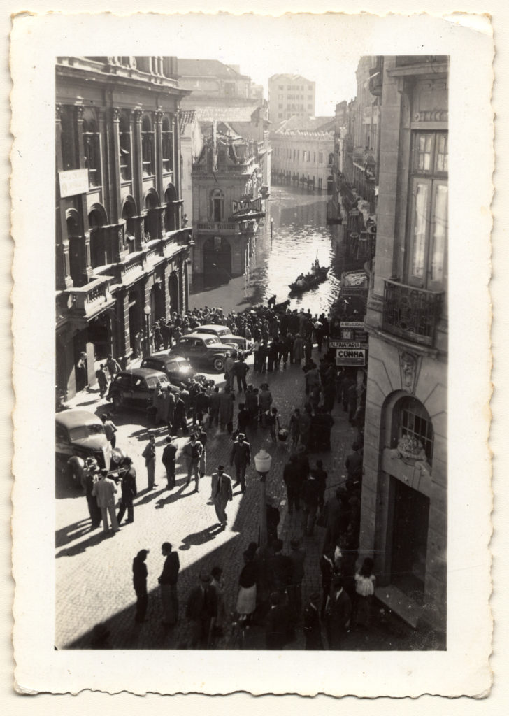 Foto 4242f da Fototeca Sioma Breitman do Museu de Porto Alegre. A confeitaria Central e o Largo dos Medeiros na enchente de 1941.