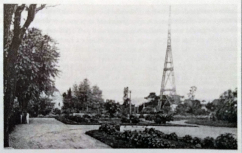 A antena da Rádio Sociedade Gaúcha na Praça José Montary na década de 1930. 