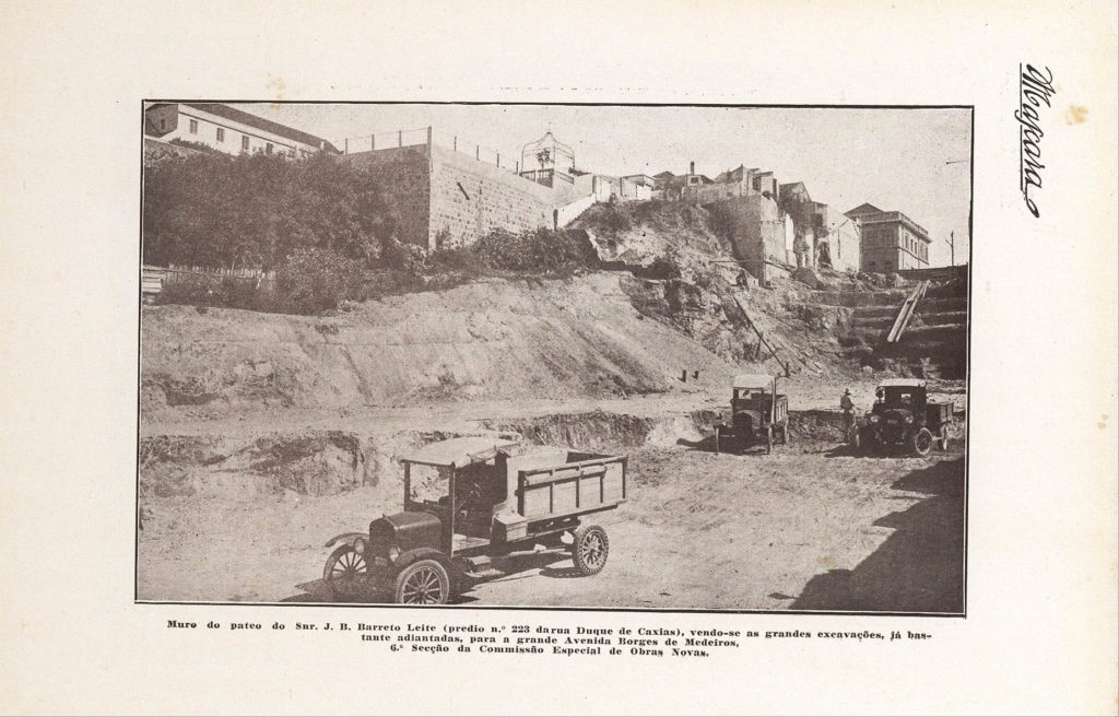 "Muro do pateo do Snr. J. B. Barreto Leite (predio nr. 223 da rua Duque de Caxias) vendo-se as grandes excavações, já bastante adiantadas, para a grande avenida Borges de Medeiros". Revista A Máscara, Ed. 001, 1927, p. 100.