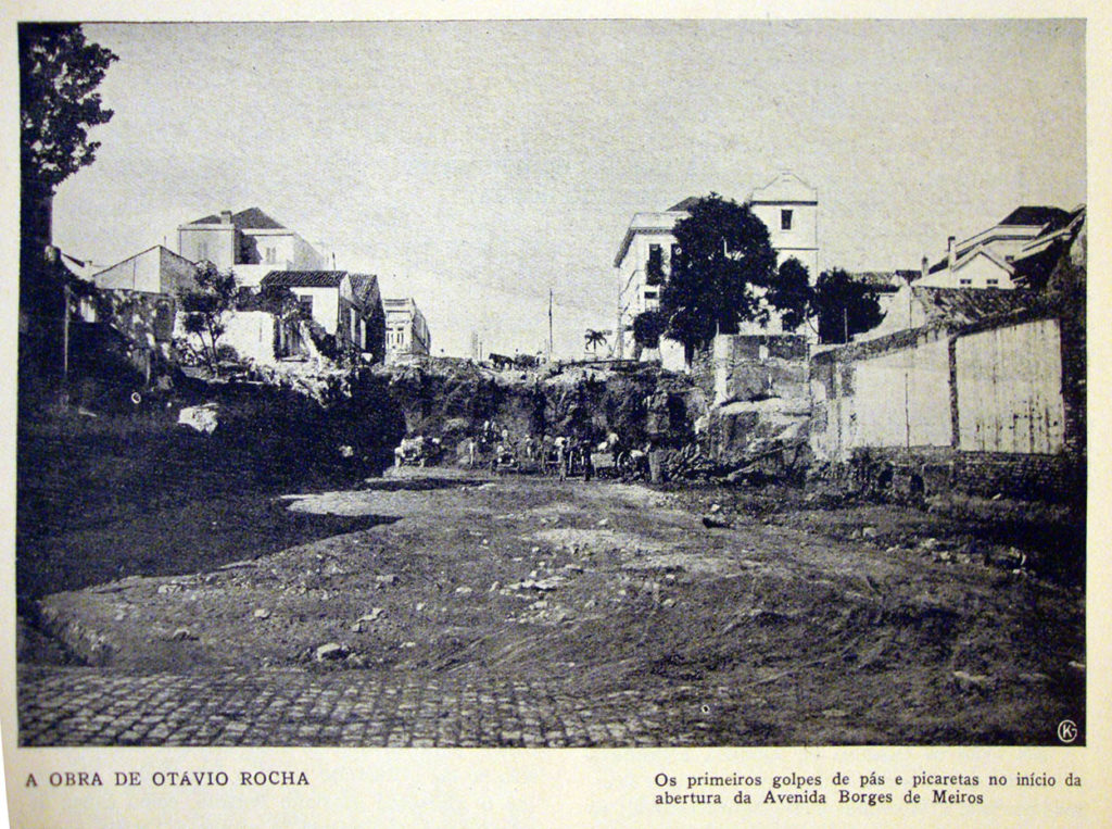 "A obra de Otávio Rocha - Os primeiros golpes de pás e picaretas no início da abertura da Avenida Borges de Medeiros". Porto Alegre: Biografia duma cidade, 1941.